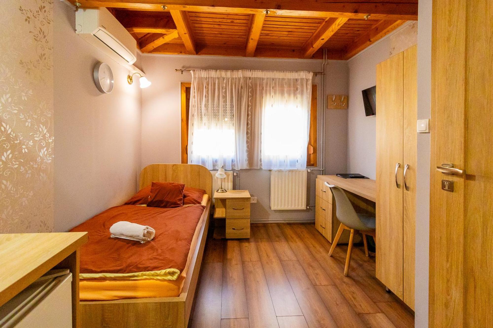 Tisza Panzio Es Apartman Tiszaujvaros Exterior photo