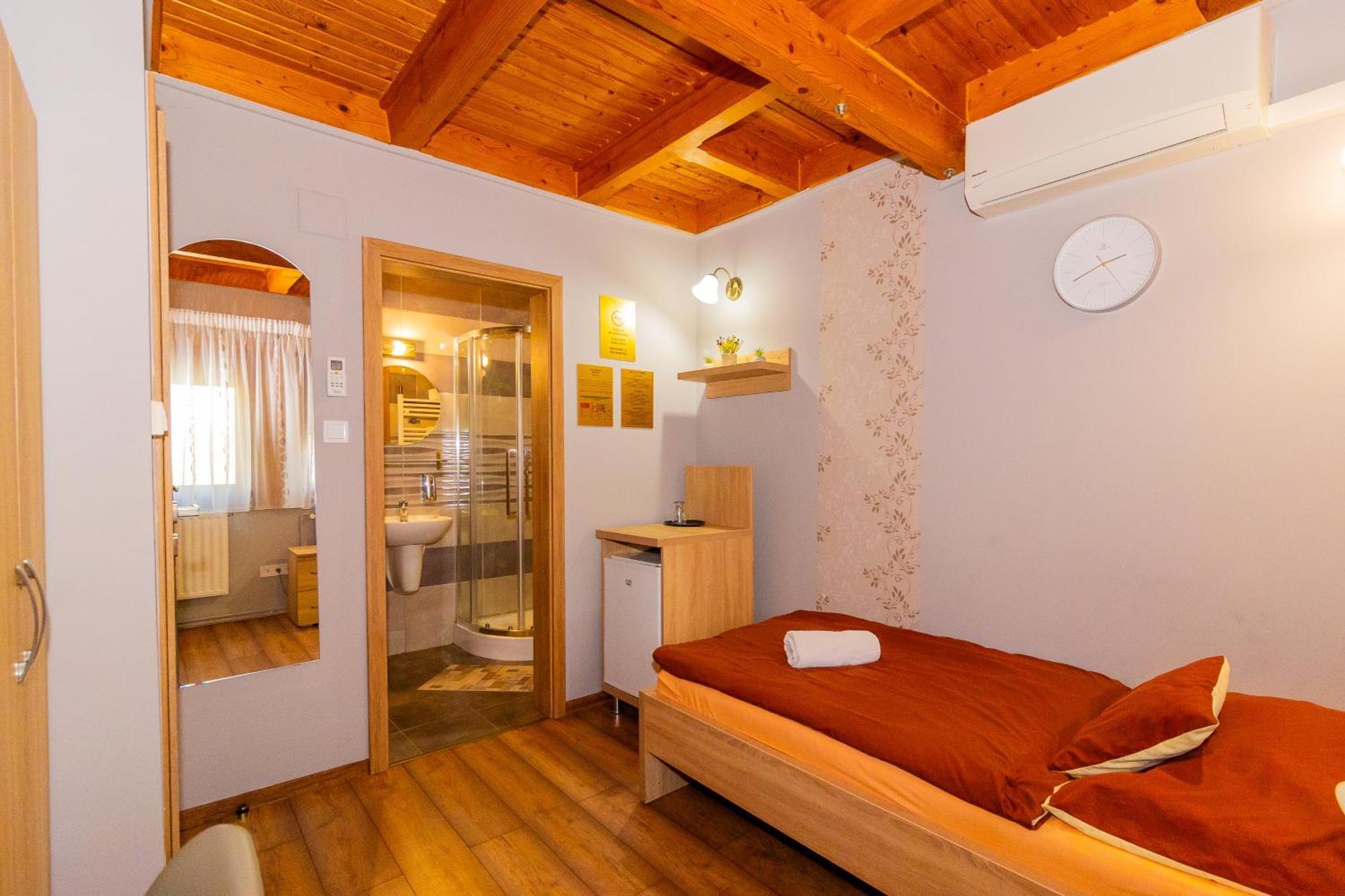 Tisza Panzio Es Apartman Tiszaujvaros Exterior photo